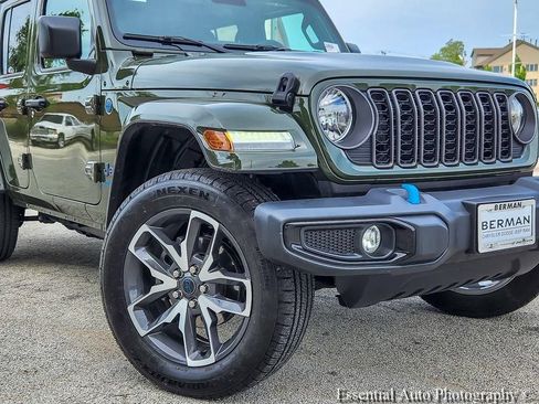 Used 2024 Jeep Wrangler Unlimited w/ Convenience Group AWD/4WD image 2