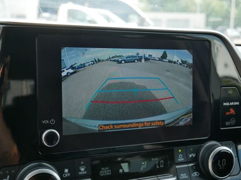 Used 2023 Toyota Highlander XLE AWD/4WD image 27