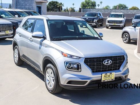 Certified 2026 Hyundai Venue SE FWD image 3