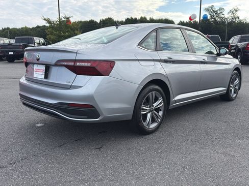 Used 2024 Volkswagen Jetta SE FWD image 6