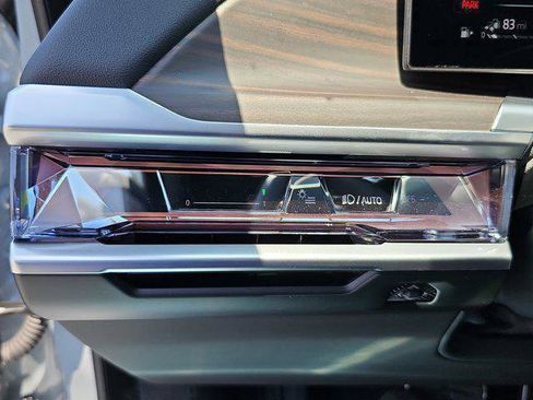 New 2025 BMW 750e xDrive w/ Premium Package image 26