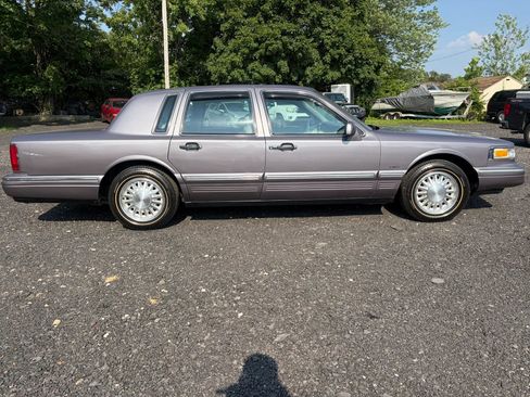 Used 1995 Lincoln Town Car Signature RWD image 9