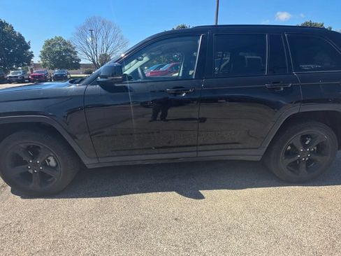 Used 2023 Jeep Grand Cherokee Limited w/ Black Appearance Package AWD/4WD image 2