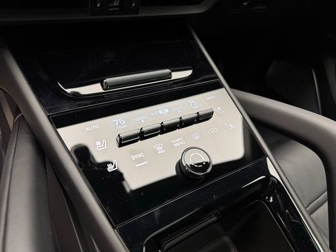 Used 2025 Porsche Cayenne image 11