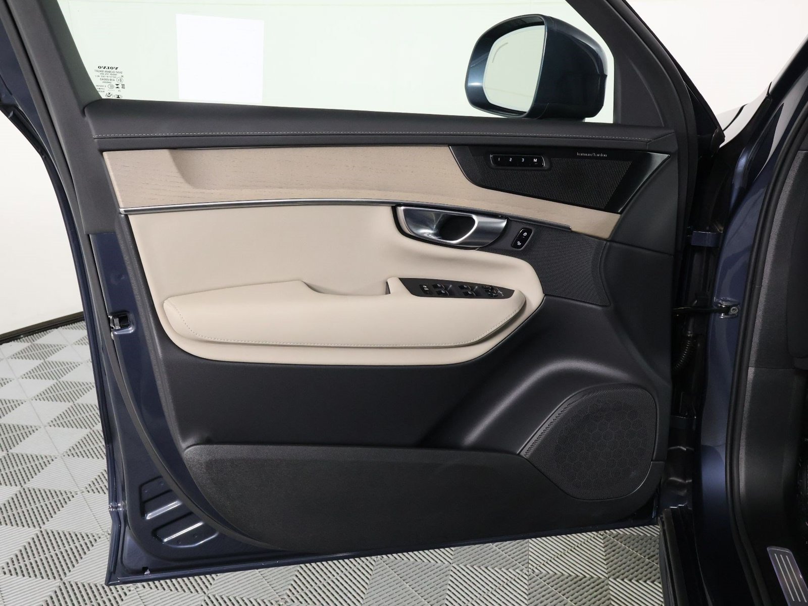 Used 2026 Volvo XC90 B6 Plus w/ Protection Package AWD/4WD image 17