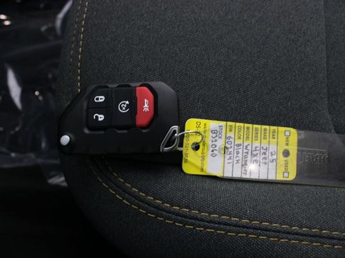 Used 2025 Jeep Wrangler Unlimited Sahara AWD/4WD image 7