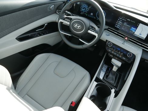 Certified 2026 Hyundai Elantra Limited FWD image 9