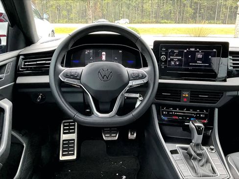 Used 2025 Volkswagen Jetta Sport image 5