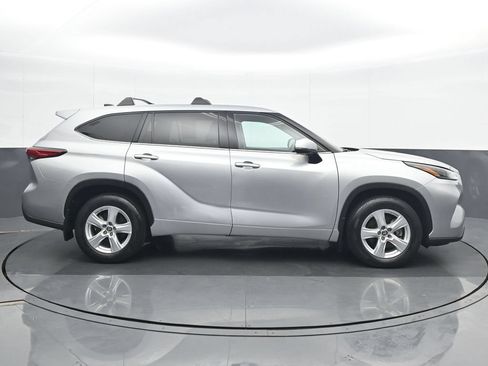 Used 2022 Toyota Highlander L AWD/4WD image 7