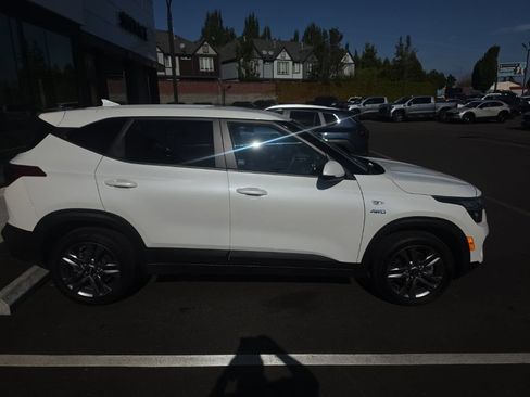 Used 2021 Kia Seltos LX AWD/4WD image 2