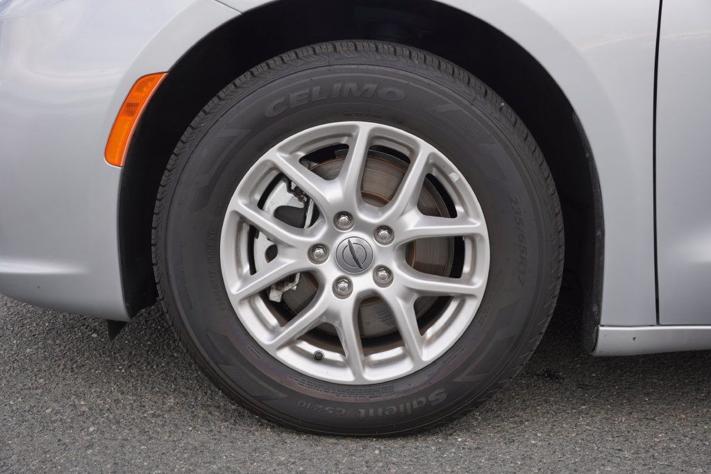 Used 2023 Chrysler Pacifica Touring-L FWD image 4