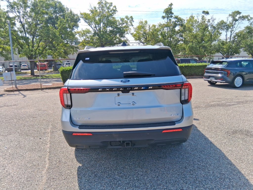 Used 2025 Ford Explorer Active AWD/4WD image 6