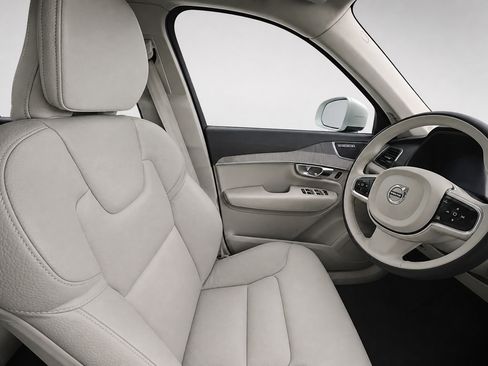 Certified 2025 Volvo XC90 T8 Core w/ Protection Package AWD/4WD image 12