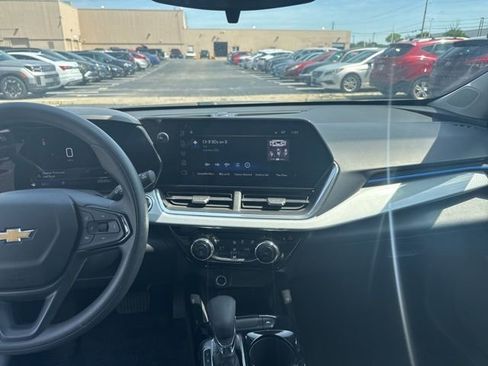 Used 2025 Chevrolet Trax LT FWD image 13