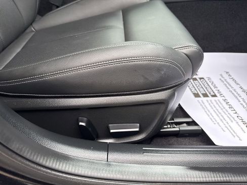 Used 2025 Genesis G70 2.5T image 29