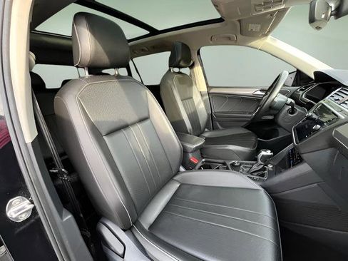 Used 2022 Volkswagen Tiguan SE image 32