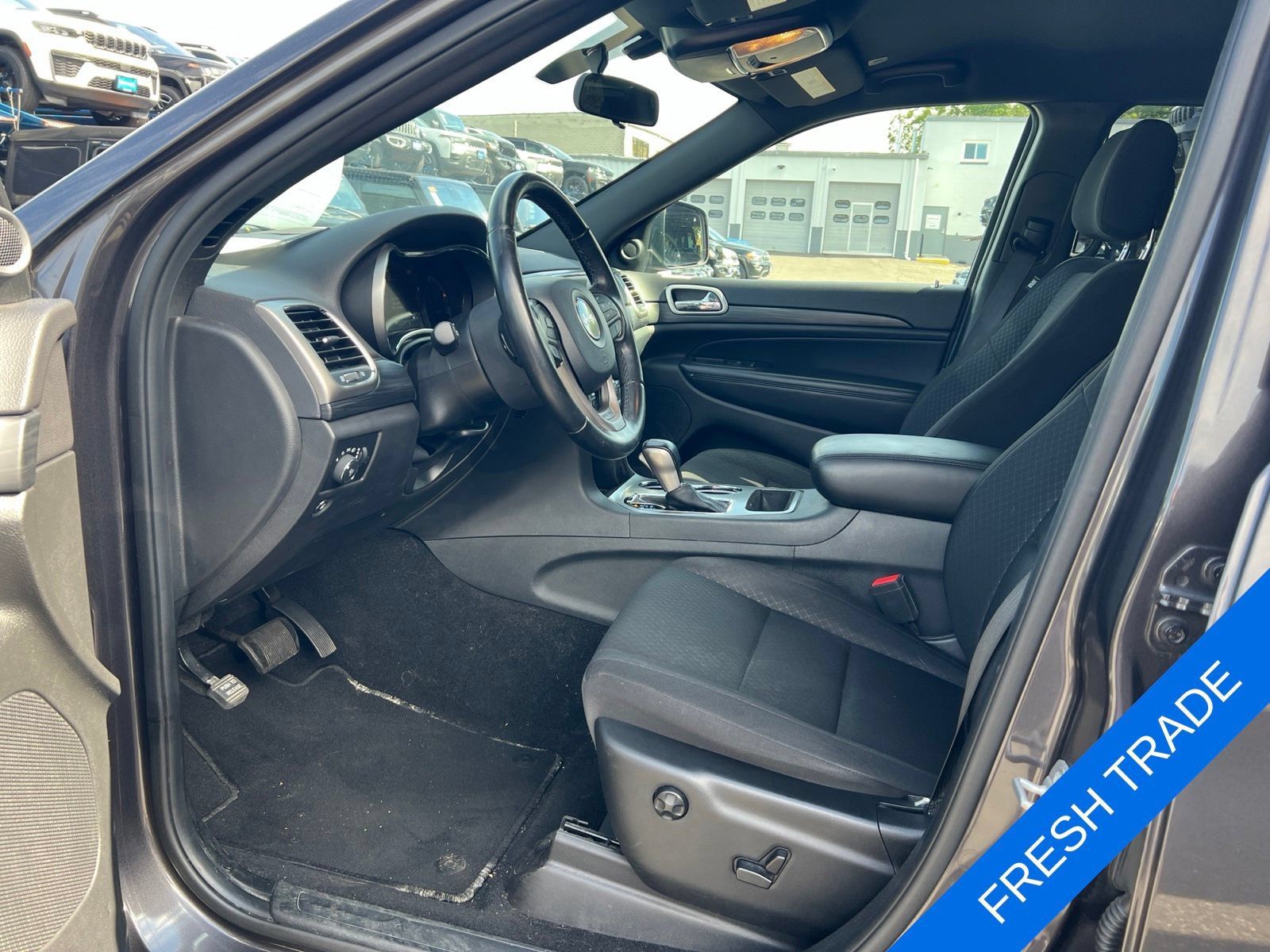 Used 2020 Jeep Grand Cherokee Laredo AWD/4WD image 3