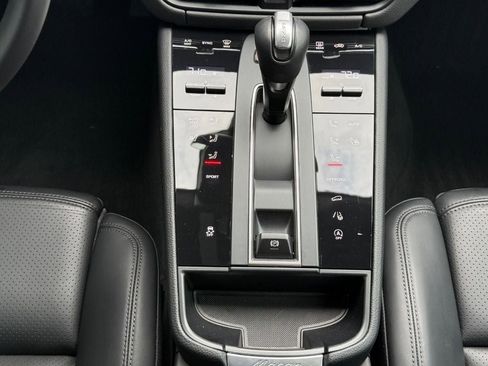 Used 2025 Porsche Macan AWD/4WD image 22