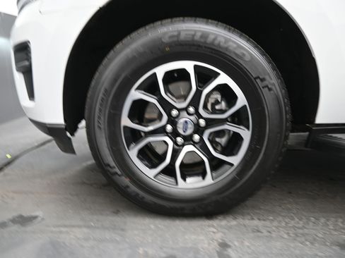 Used 2024 Ford Expedition Max XLT image 11