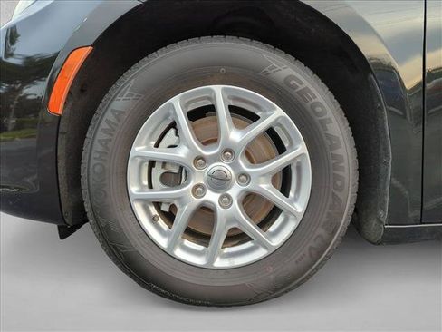 Used 2023 Chrysler Pacifica Touring-L FWD image 23