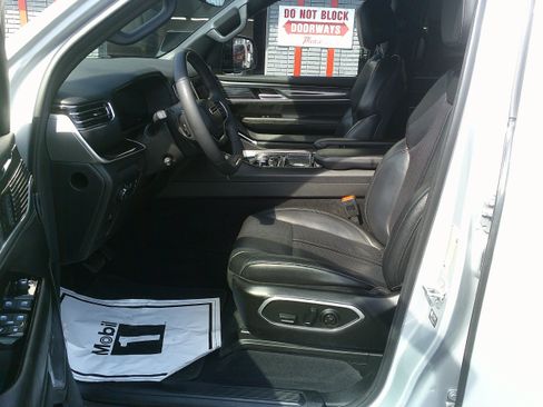 Used 2023 Jeep Wagoneer 4WD image 12
