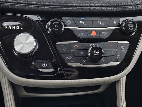 Used 2023 Chrysler Pacifica Limited image 19