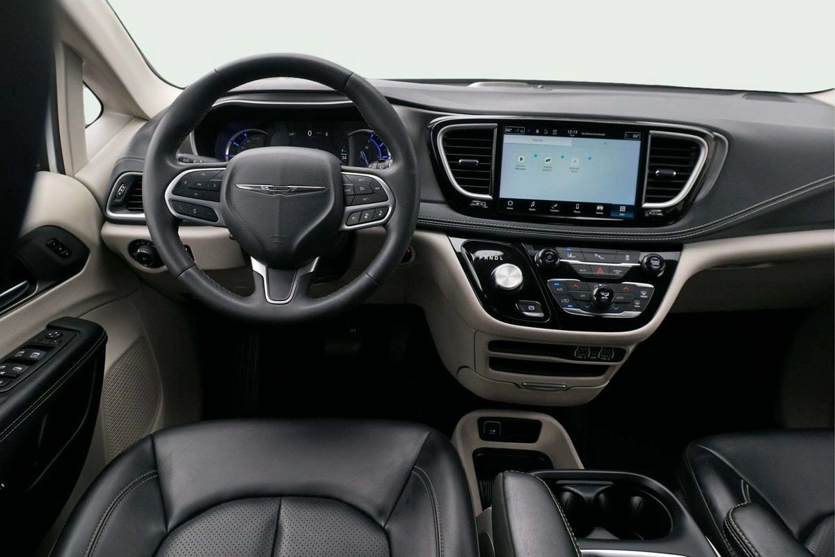 Used 2023 Chrysler Pacifica Touring-L FWD image 27
