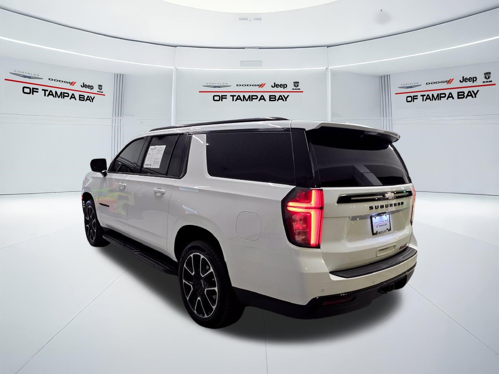 Used 2024 Chevrolet Suburban RST RWD image 4