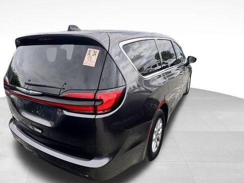 Used 2023 Chrysler Pacifica Touring-L image 7