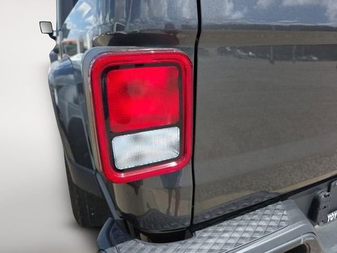 Used 2023 Jeep Gladiator Sport AWD/4WD image 8