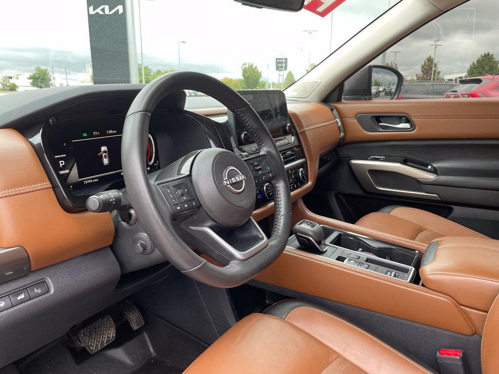 Used 2023 Nissan Pathfinder Platinum w/ Black Appearance Package FWD image 10