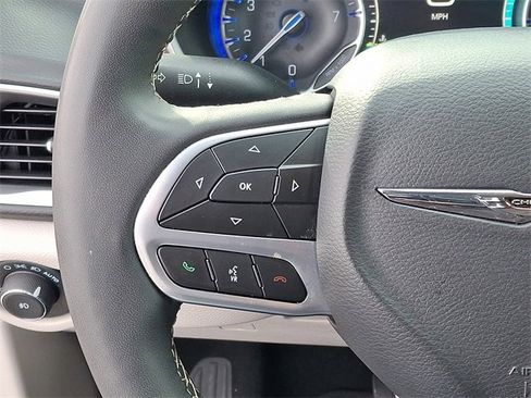 Used 2024 Chrysler Pacifica Touring-L image 20