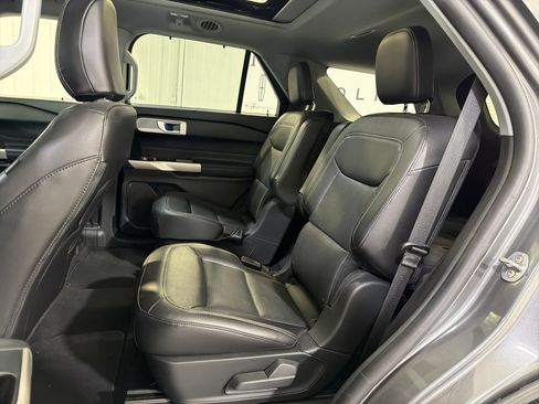 Used 2022 Ford Explorer Limited w/ Equipment Group 301A RWD image 10