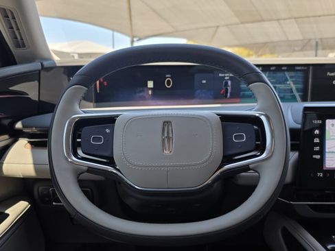 Used 2025 Lincoln Nautilus Reserve image 18