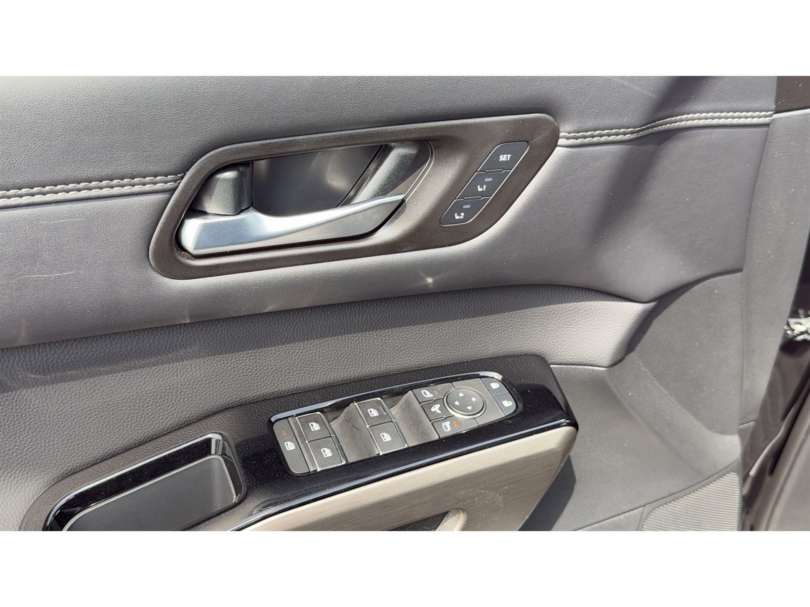 Used 2025 Nissan Pathfinder Platinum AWD/4WD image 15