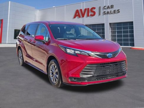 Used 2025 Toyota Sienna LE image 3