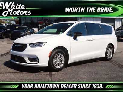 Used 2026 Chrysler Pacifica Select