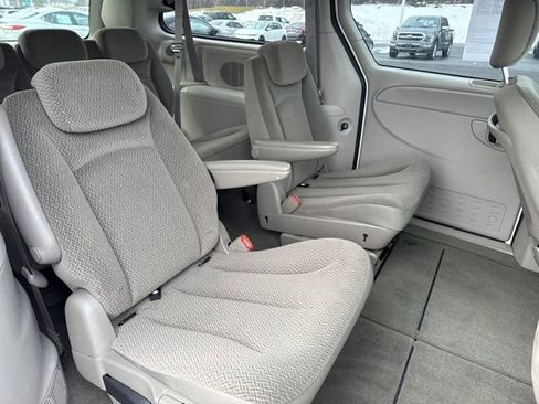Used 2005 Chrysler Town & Country Touring image 13