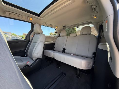 Used 2015 Toyota Sienna Limited FWD image 19