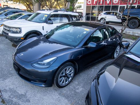Used 2023 Tesla Model 3 Standard Range image 3