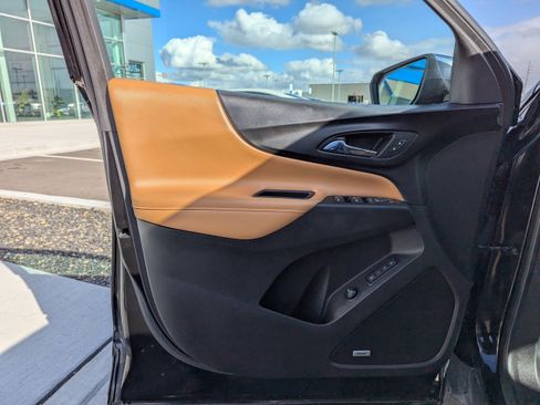 Used 2018 Chevrolet Equinox Premier w/ Infotainment II Package AWD/4WD image 10