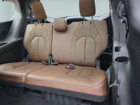 Used 2020 Chrysler Pacifica Limited w/ Tire & Wheel Group FWD image 36