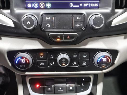 Used 2024 GMC Terrain SLT FWD image 32