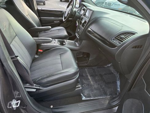 Used 2016 Chrysler Town & Country S w/ Driver Convenience Group image 11