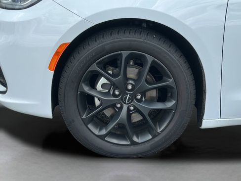Used 2025 Chrysler Pacifica Limited FWD image 27
