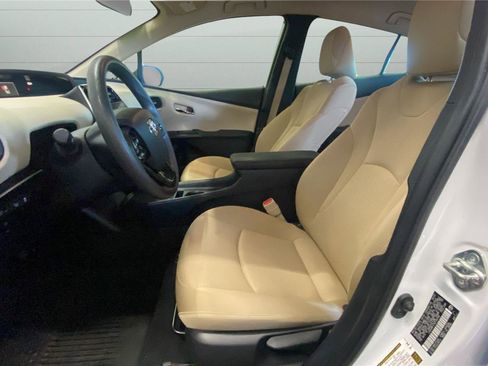 Used 2022 Toyota Prius LE image 10