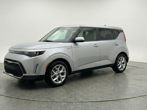 Used 2025 Kia Soul LX w/ LX Technology Package image 3