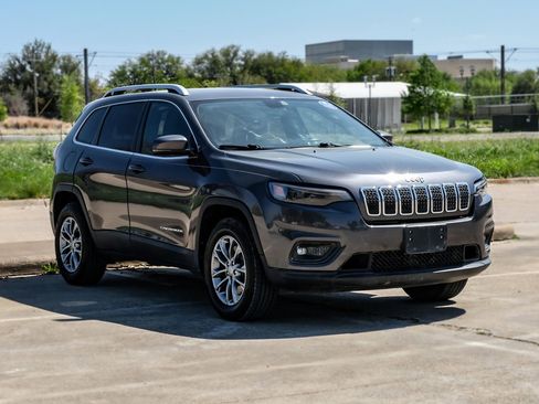 Used 2019 Jeep Cherokee Latitude Plus w/ Comfort/Convenience Group image 9