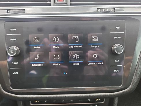 Used 2018 Volkswagen Tiguan SE w/ 3rd Row Seat Package image 27