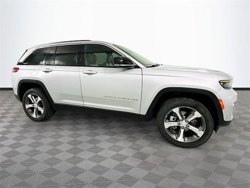 New 2025 Jeep Grand Cherokee Limited w/ Luxury Tech Group II image 3